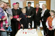 24. 4. 2017, Predvor – Predsednik republike se je udeleil praznovanja 107. rojstnega dne gospe Marte Polak (STA/Daniel Novakovi)